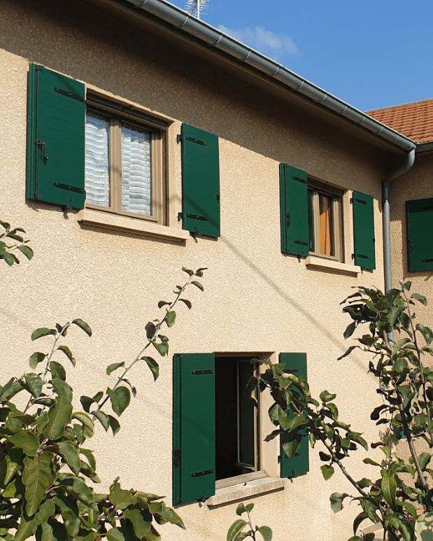 Maison volets battants composite Yzéa vert
