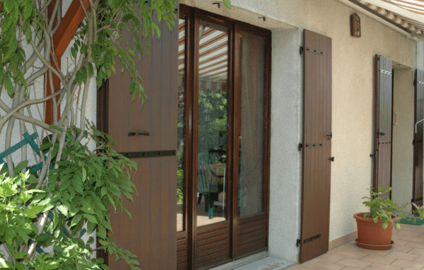 Maison volets battants composite Yzéa effet chêne foncé