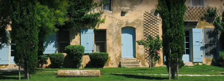 Mas provençal avec volets battants bleus installés par Yzéa Innovation