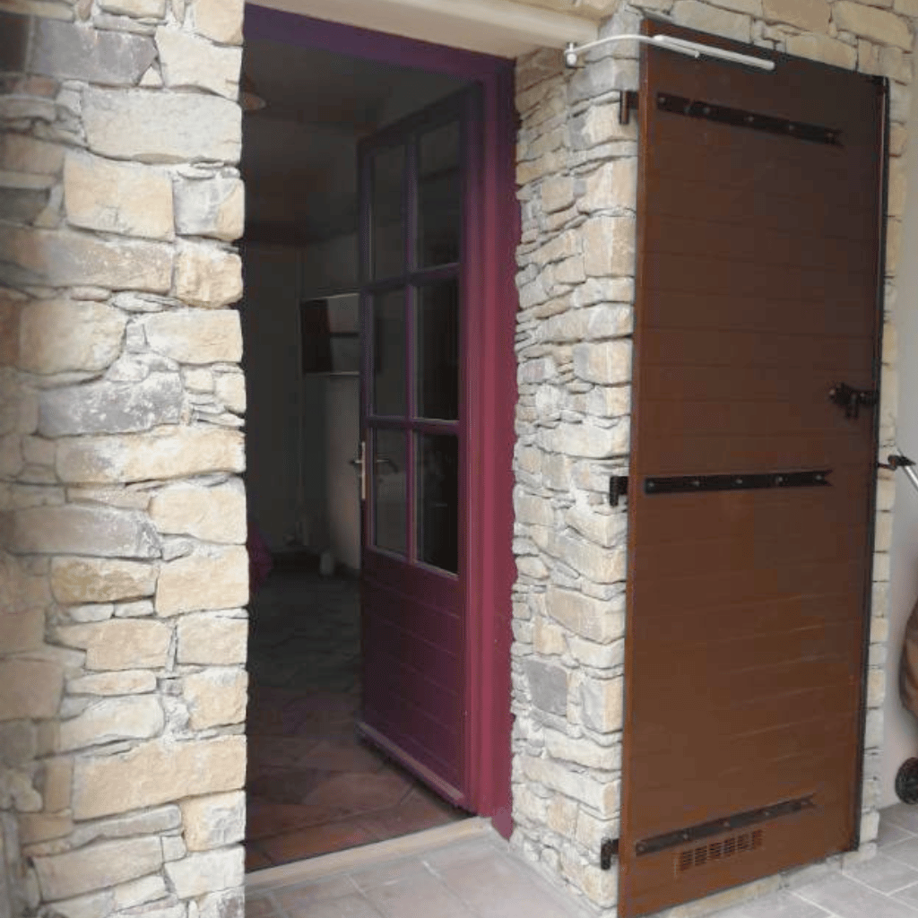 Motorisation solaire de volet composite marron pour porte d'entrée