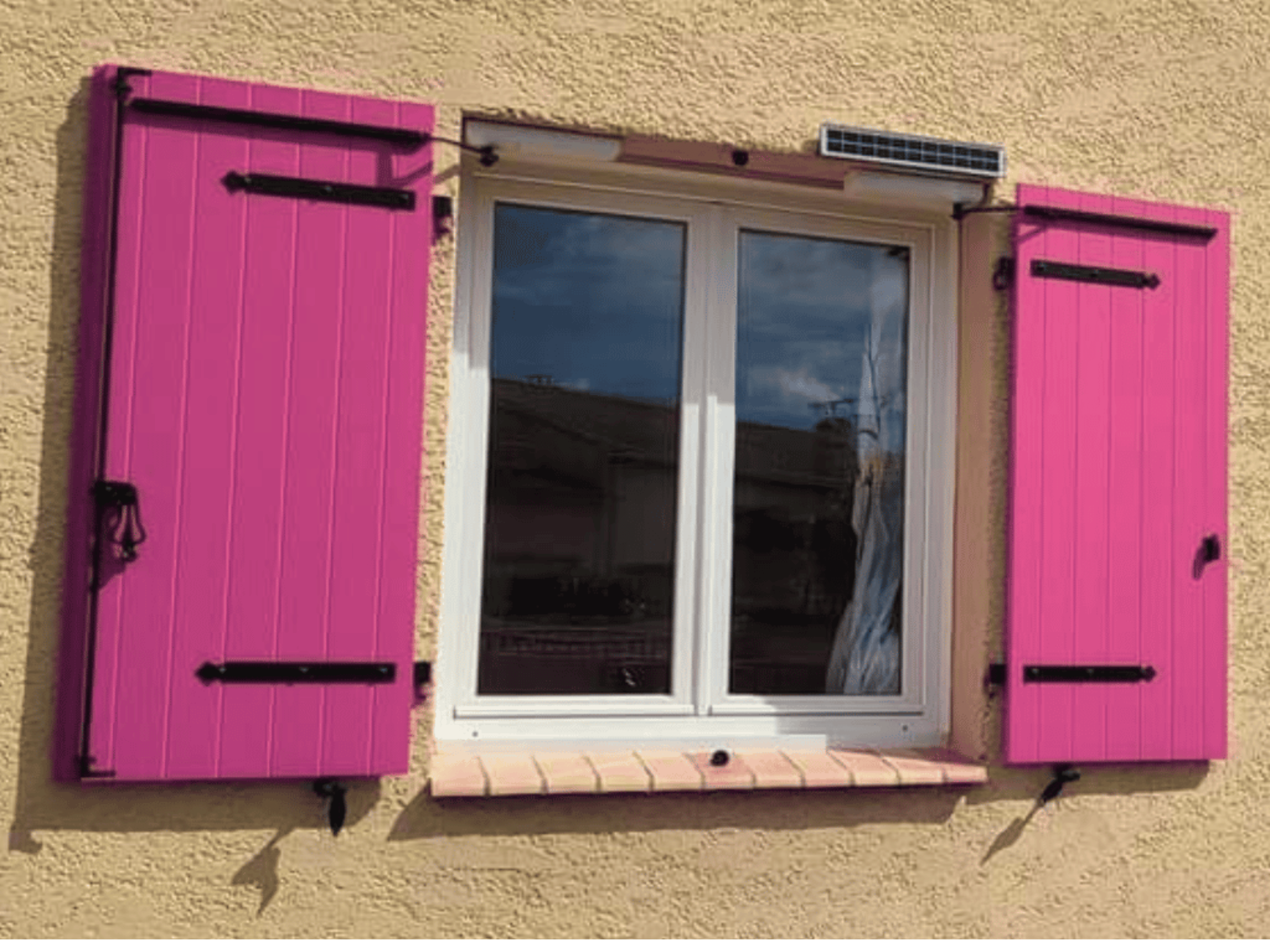 Maison avec volets motorisés en composite rose