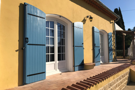 Maison provençale avec volets battants bleus Yzéa