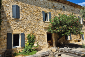 Maison provençale au couleur de volet anthracite