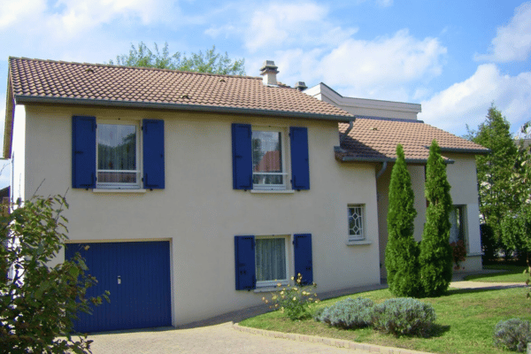 Maison volets battants composite Yzéa bleu