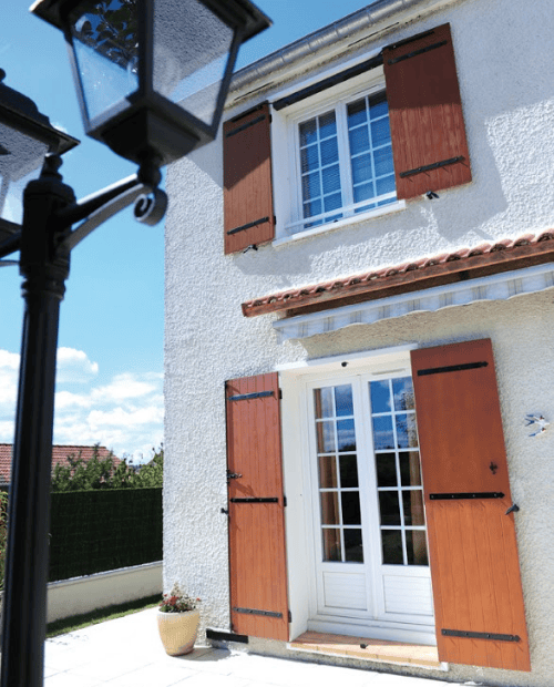 Façade de maison équipée de volets battants en composite imitation bois Yzéa