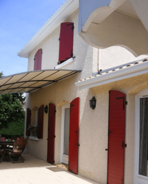volets battants composites rouge maison