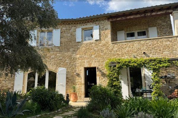 Maison ancienne avec nouveaux volets battants posés par Yzéa